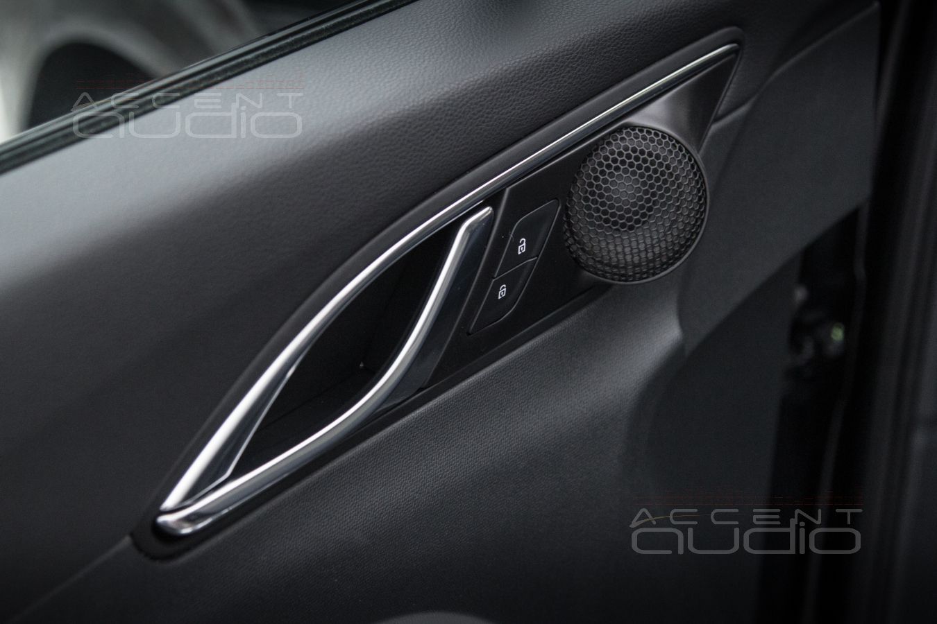 Решение: широкая полоса от Eton PRW 50 в штатных местах Hongqi HS3