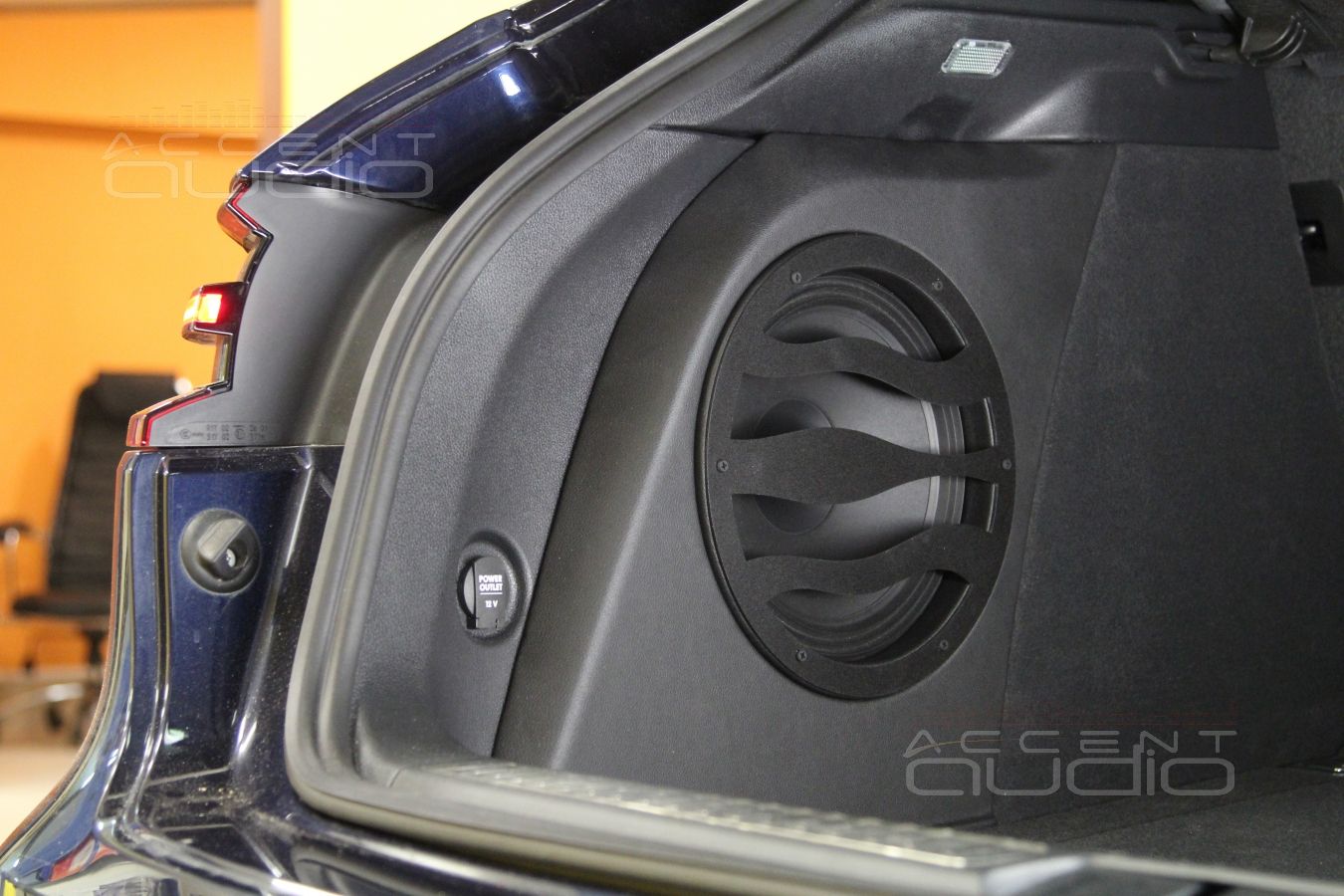 Сабвуфер в Porshe Macan