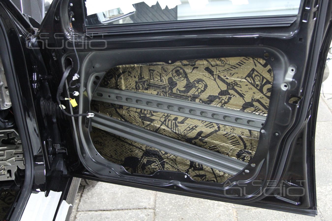 Замена акустики и виброизоляция дверей в Mercedes GLK 2014