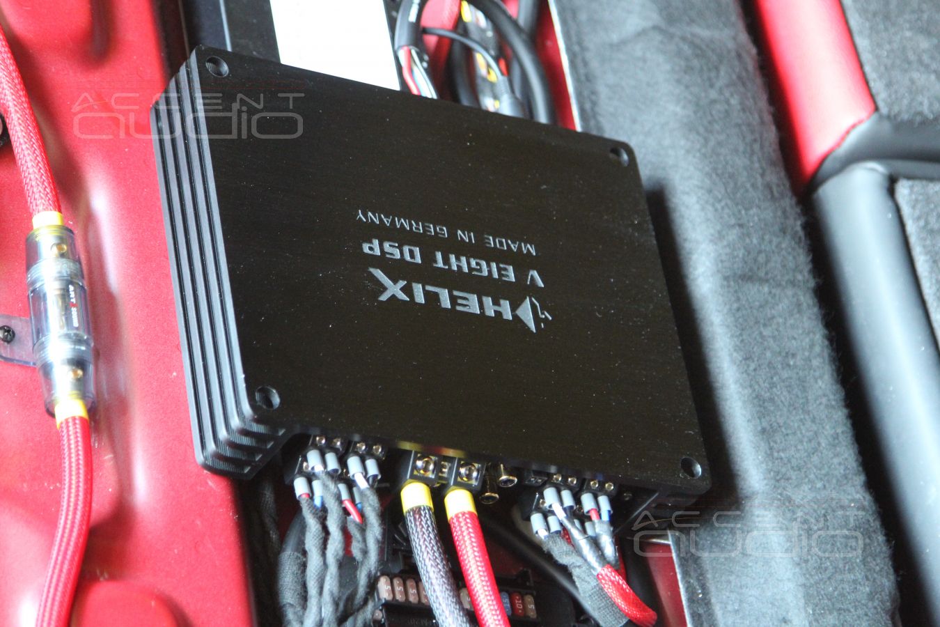 Восьмиканальный процессорный усилитель Helix VEight в багажном отсеке BMW 118i