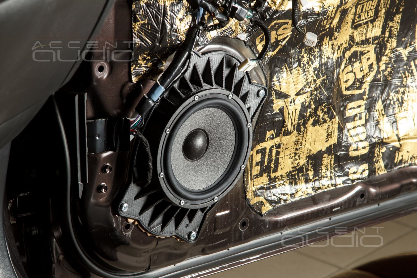 Комплект из двух подиумов для установки 165 мм мидбасовых излучателей в Lexus GX460 2019-2023.