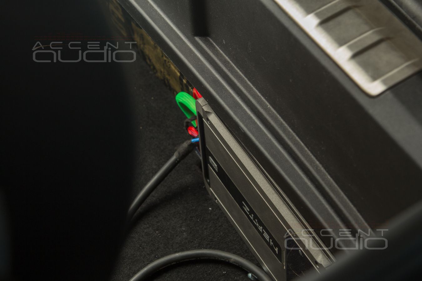 Итальянская мощщщщь для сабвуфера - скрытый монтаж усилителя Hertz ML Power 4