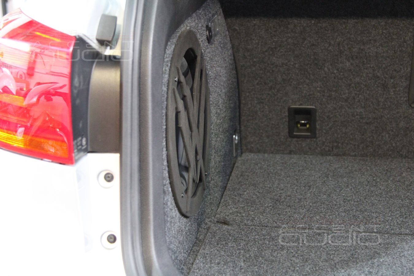 Встроенный сабвуфер в крыло Vollkswagen Tiguan: вариации