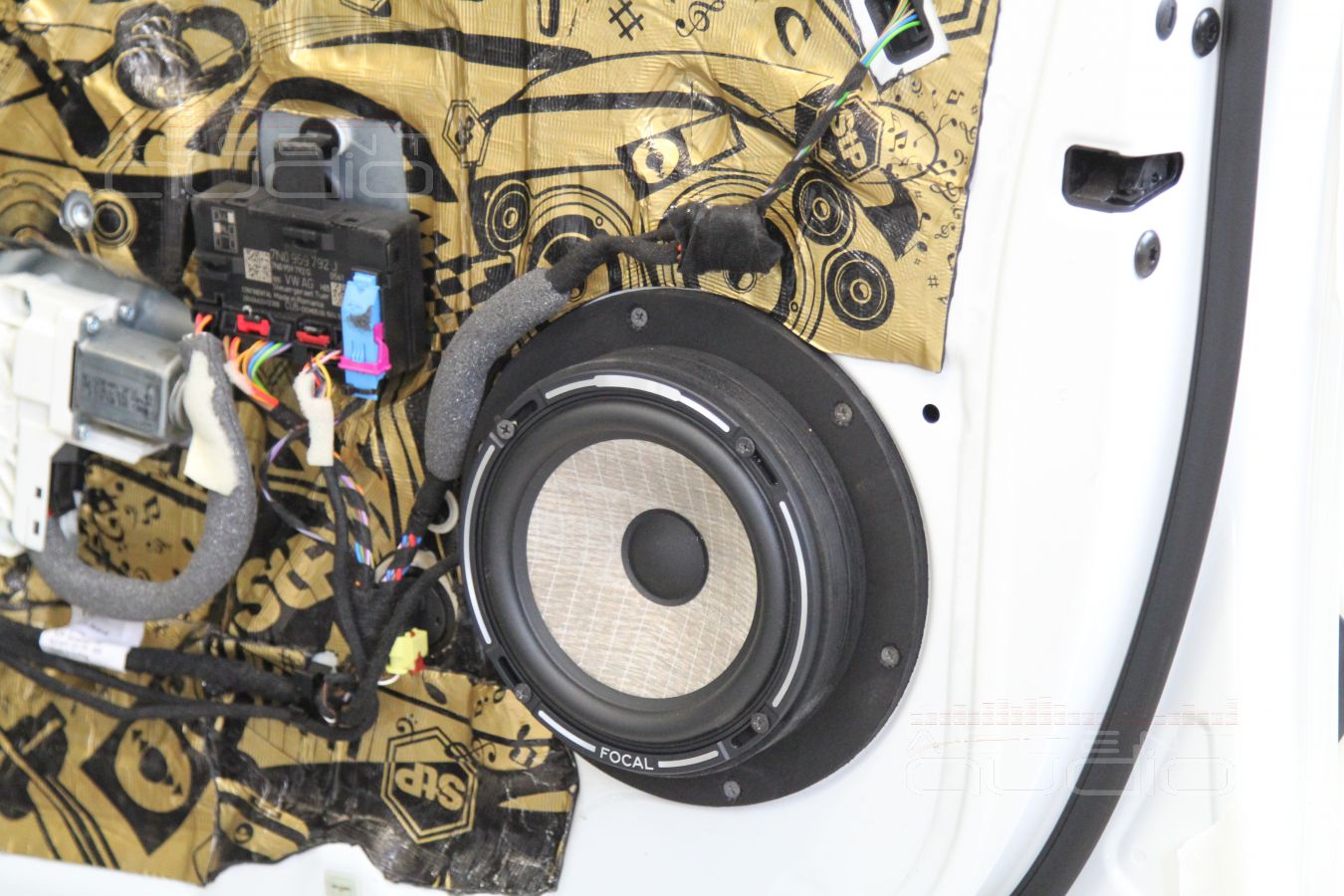 Установка мидбасов Focal