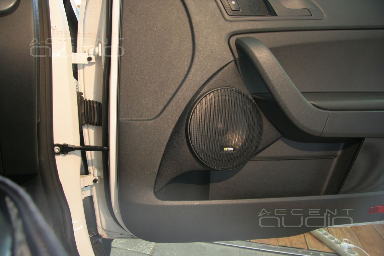 Установка мидбасов в Skoda Yeti 