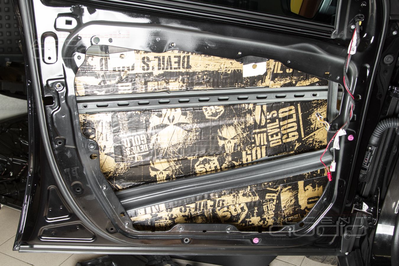 Штатная, скрытая установка среднечастотных динамиков Blam и AMP в Mercedes GLE