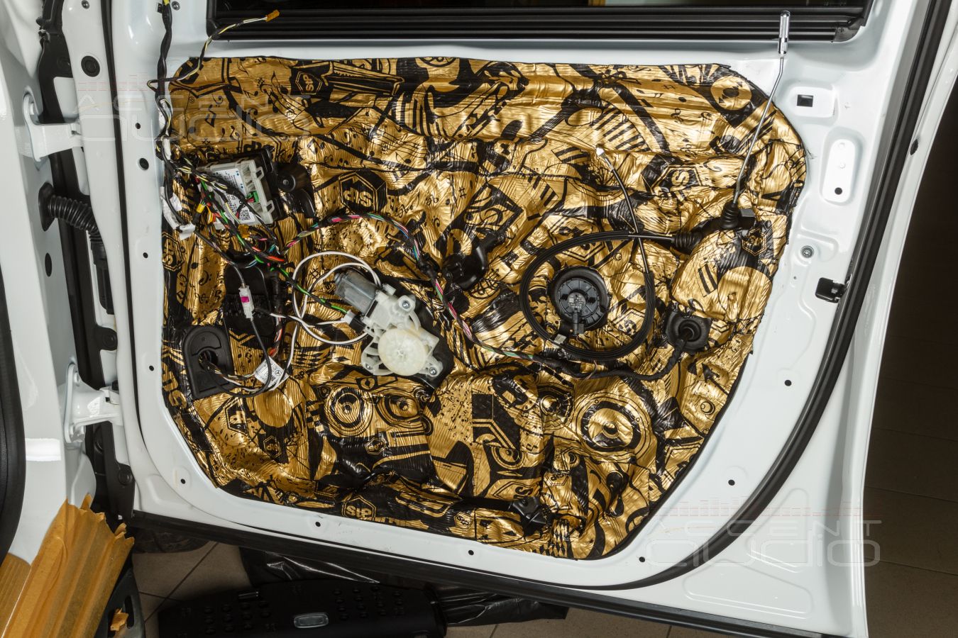 Монтаж акустики Gladen ONE 200.3MB в штатные места MB GLE