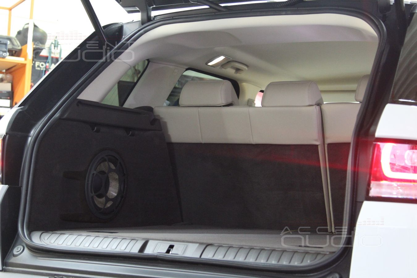 Сабвуфер Focal, встроенный в крыло Range Rover Sport
