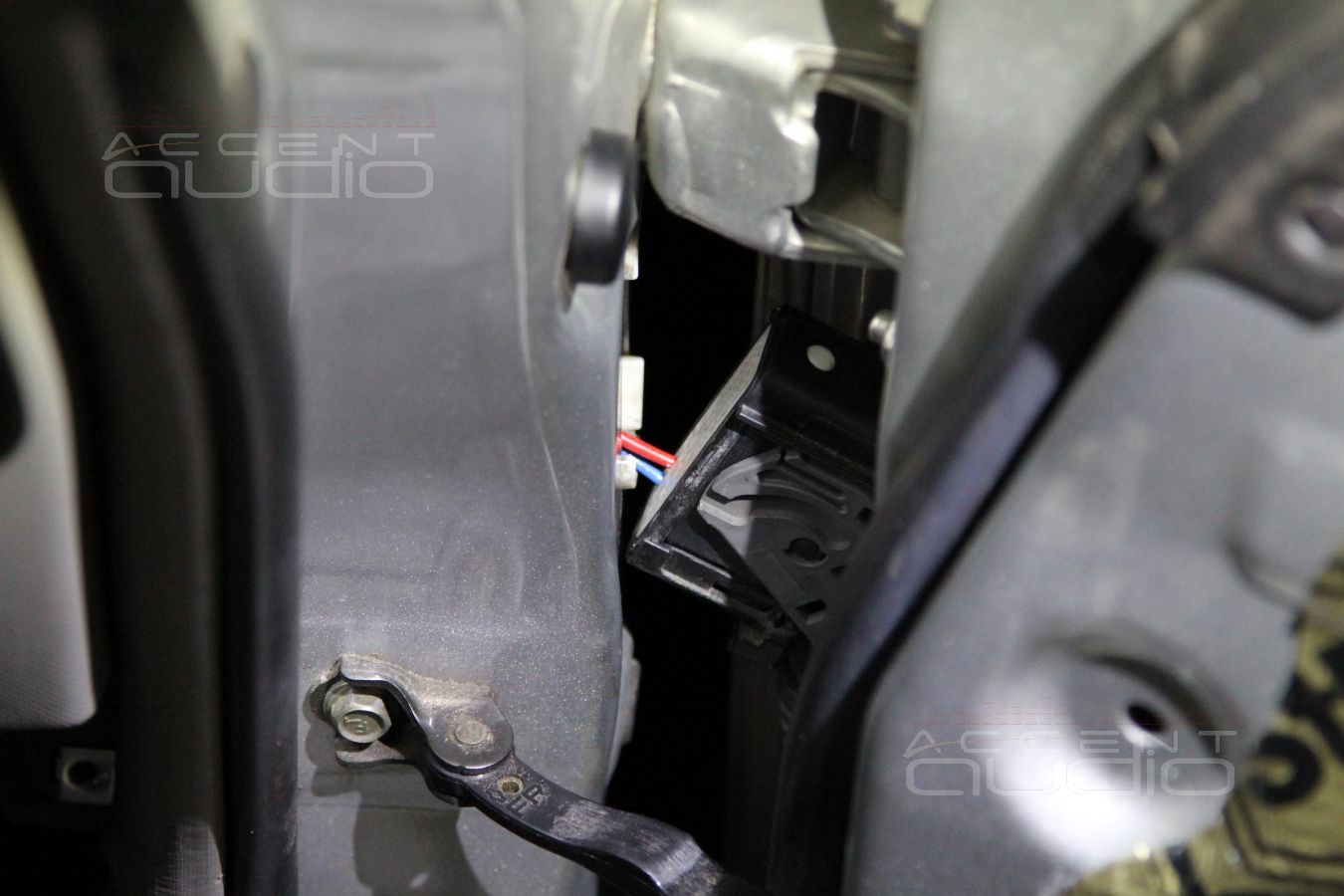 Установка акустики Focal Performance в Nissan 350Z