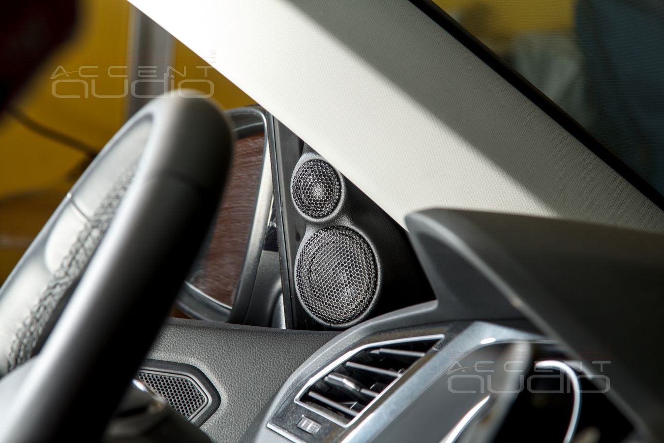 Комплект из двух подиумов для установки высокочастотных и широкополосных излучателей в VW Tiguan 2020-2024.