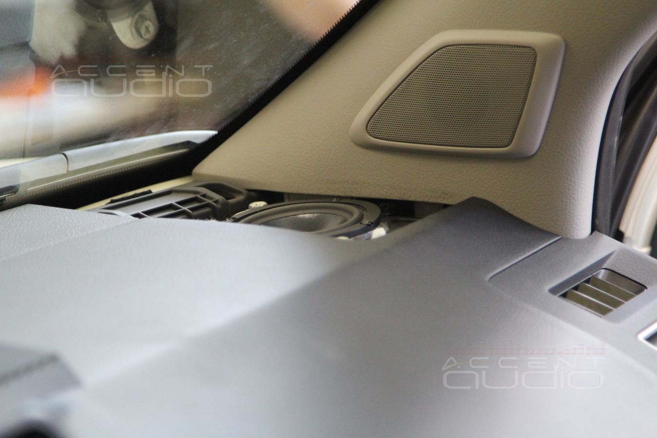 Установка трехполосной акустики в Toyota Prado 150: серединки E.O.S MD-75 в штатных местах