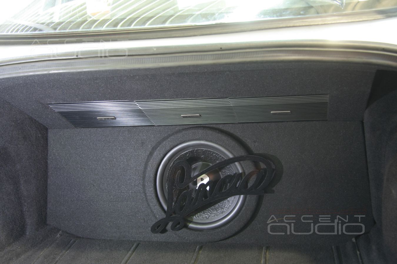 Багажный отсек Lancia Kappa Coupe: усилители, сабвуфер, свет
