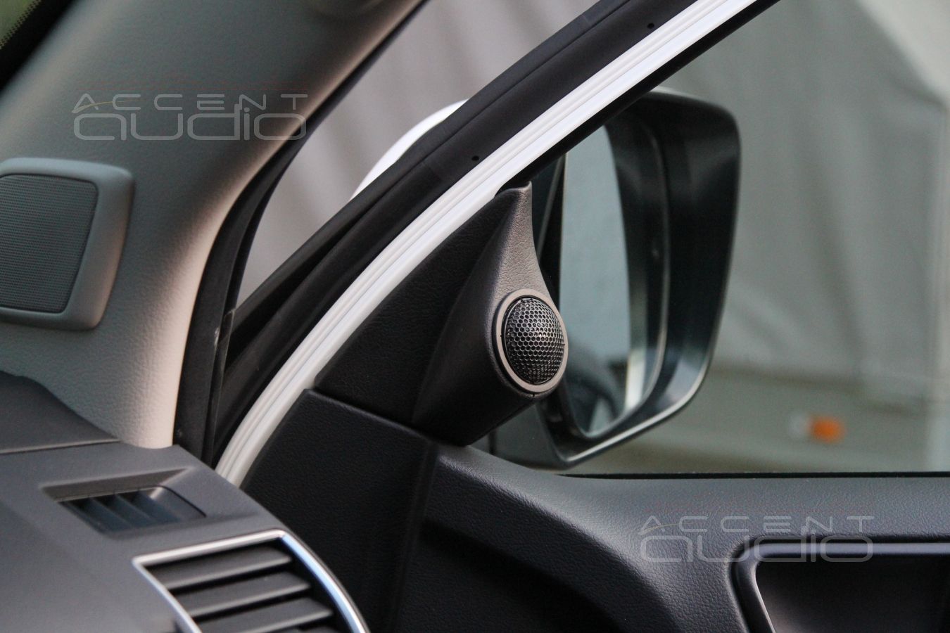 Установка трехполосной акустики в Toyota Prado 150: твитеры Eton и подиумы для них