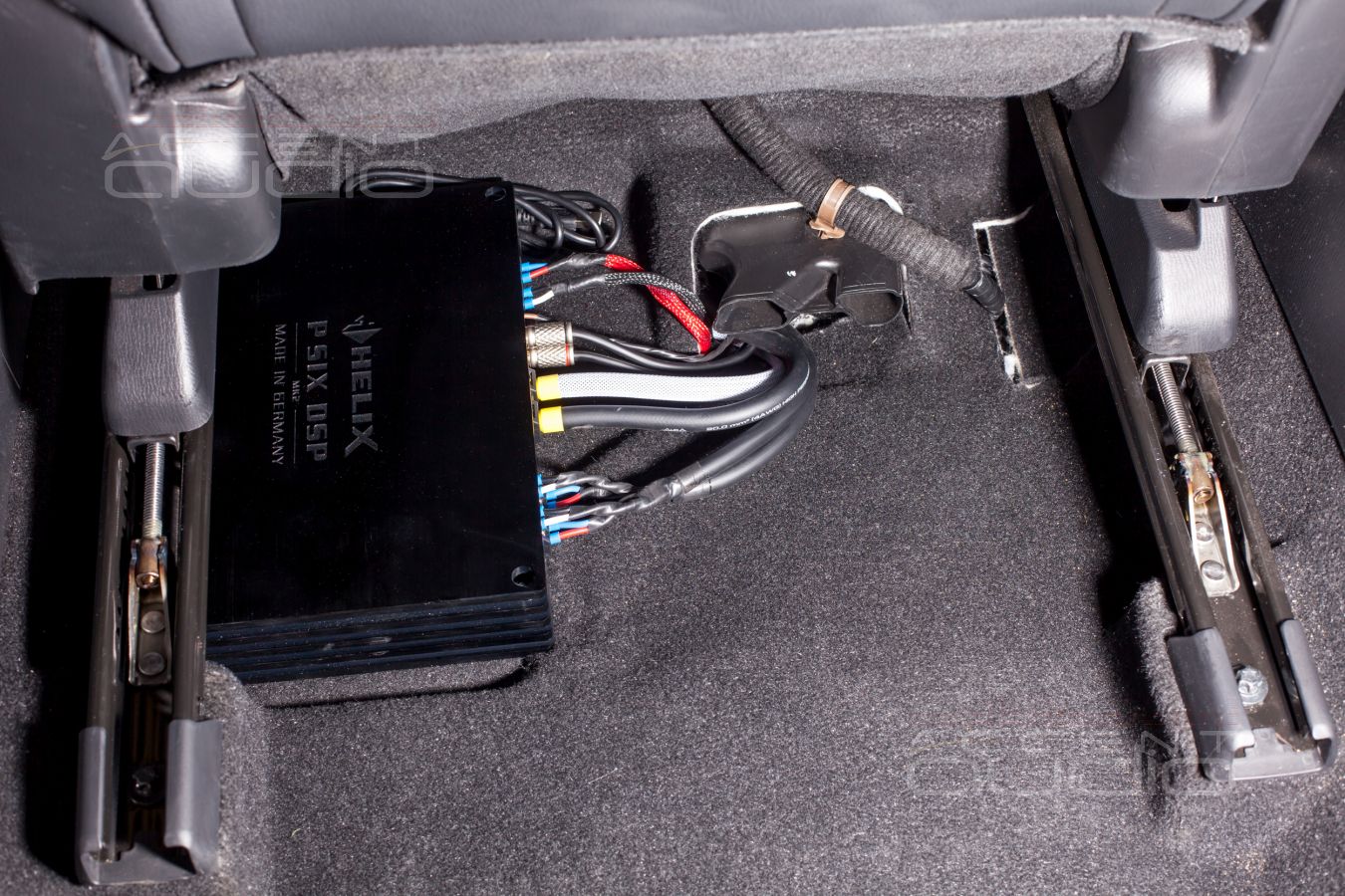 Установка усилителей Helix и Challenger в Mazda CX-5