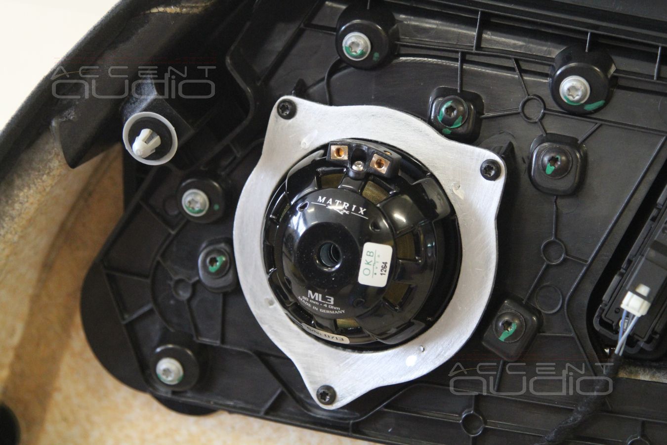 Установка новых среднечастотных динамиков Brax в штатные места Mercedes-Benz GT