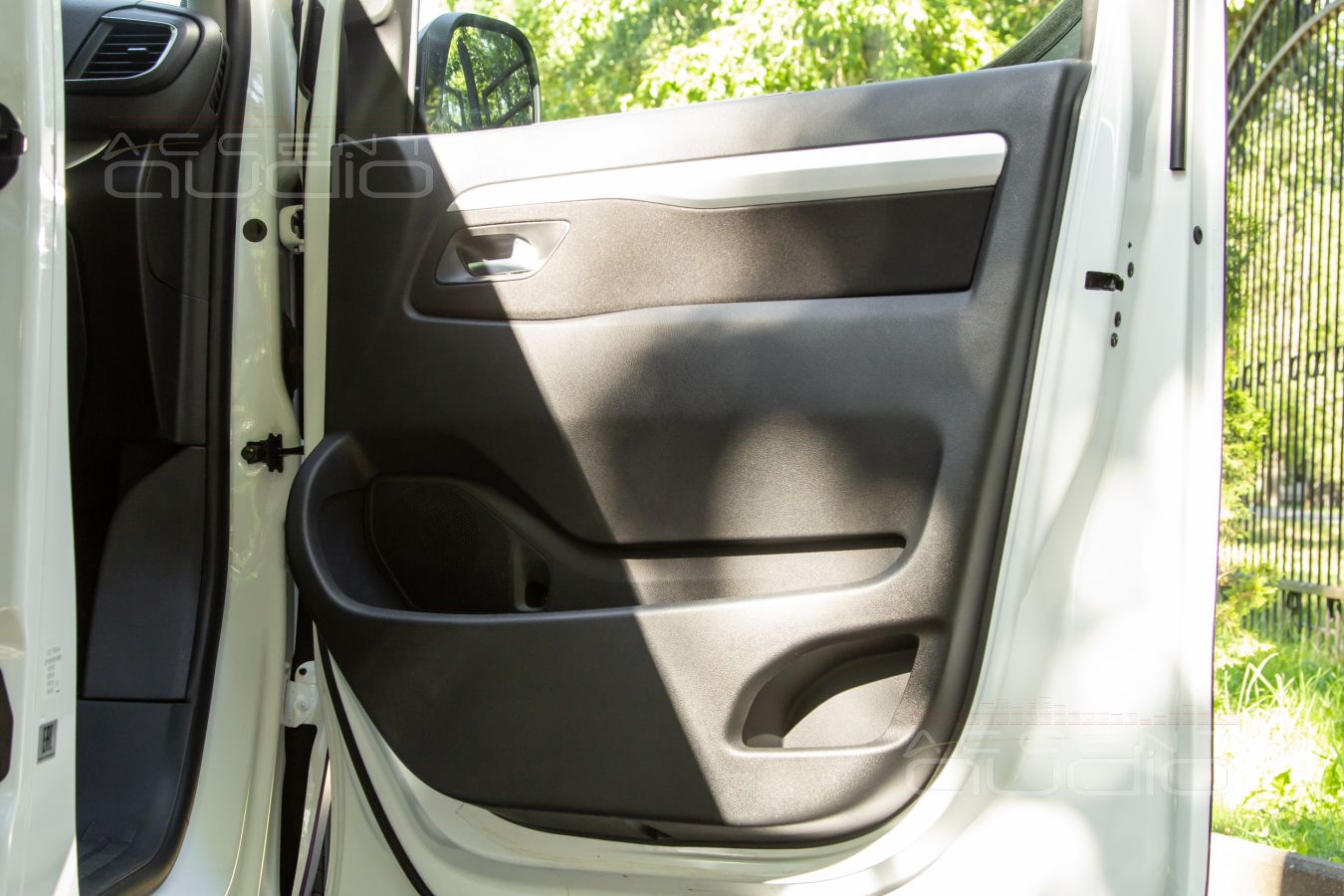 Великолепный звук, обновленный интерьер и комфорт нового Opel Zafira Life