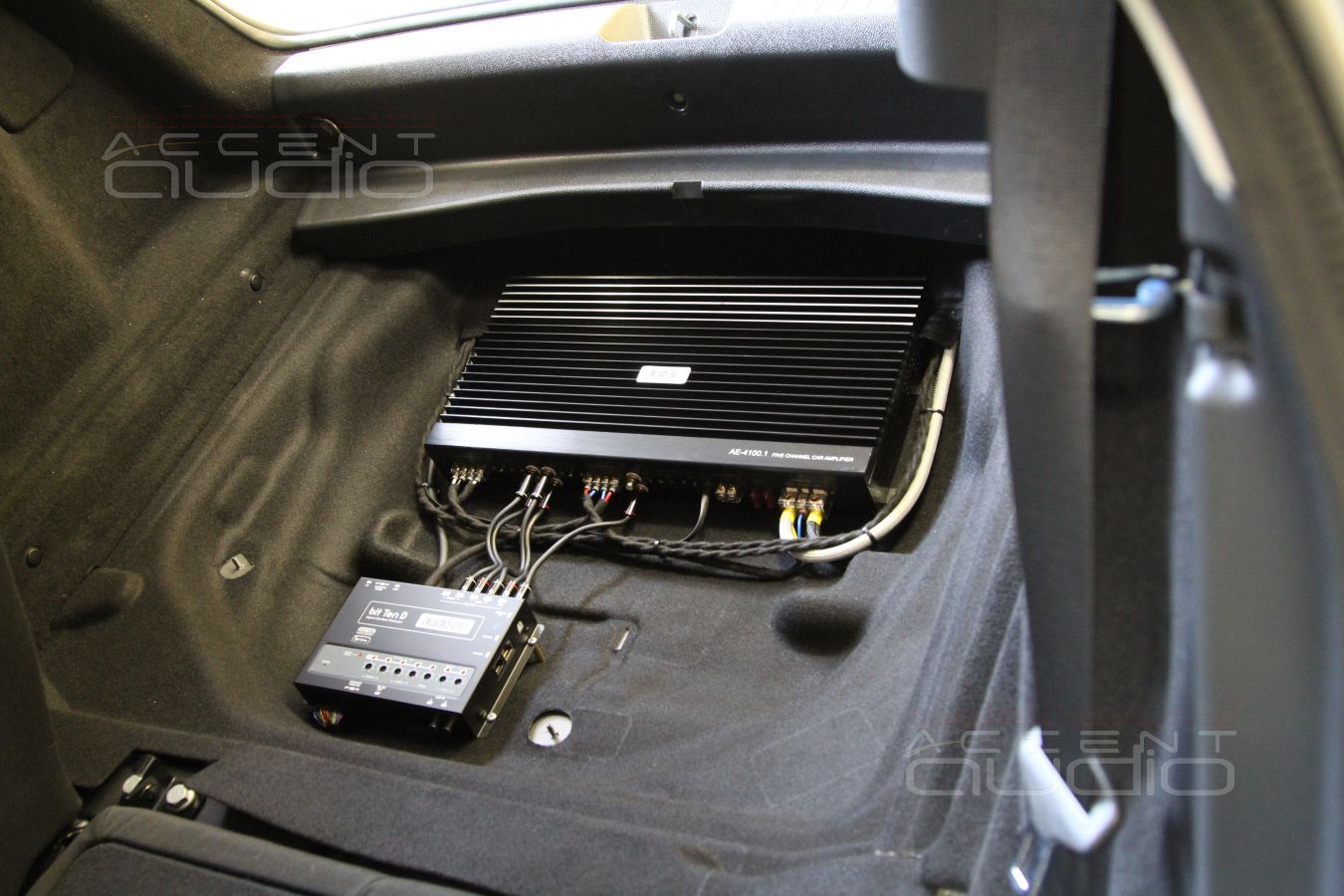 Установка усилителя и аудиопроцессора в Mercedes-Benz GLA