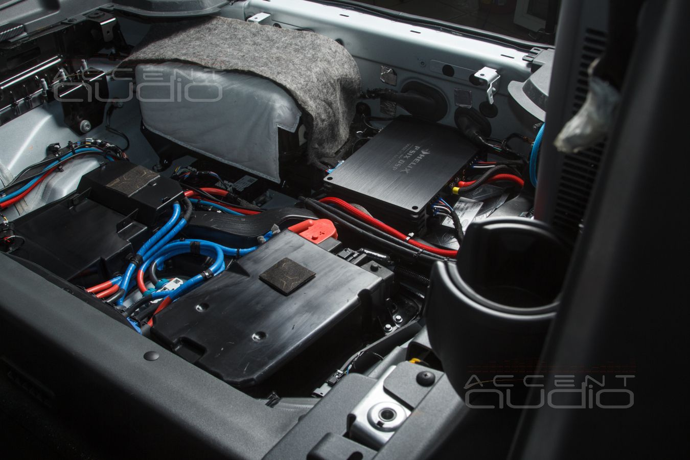 Новый, увеличенный багажный отсек и скрытый монтаж усилителя Helix PSix в Land Rover Defender