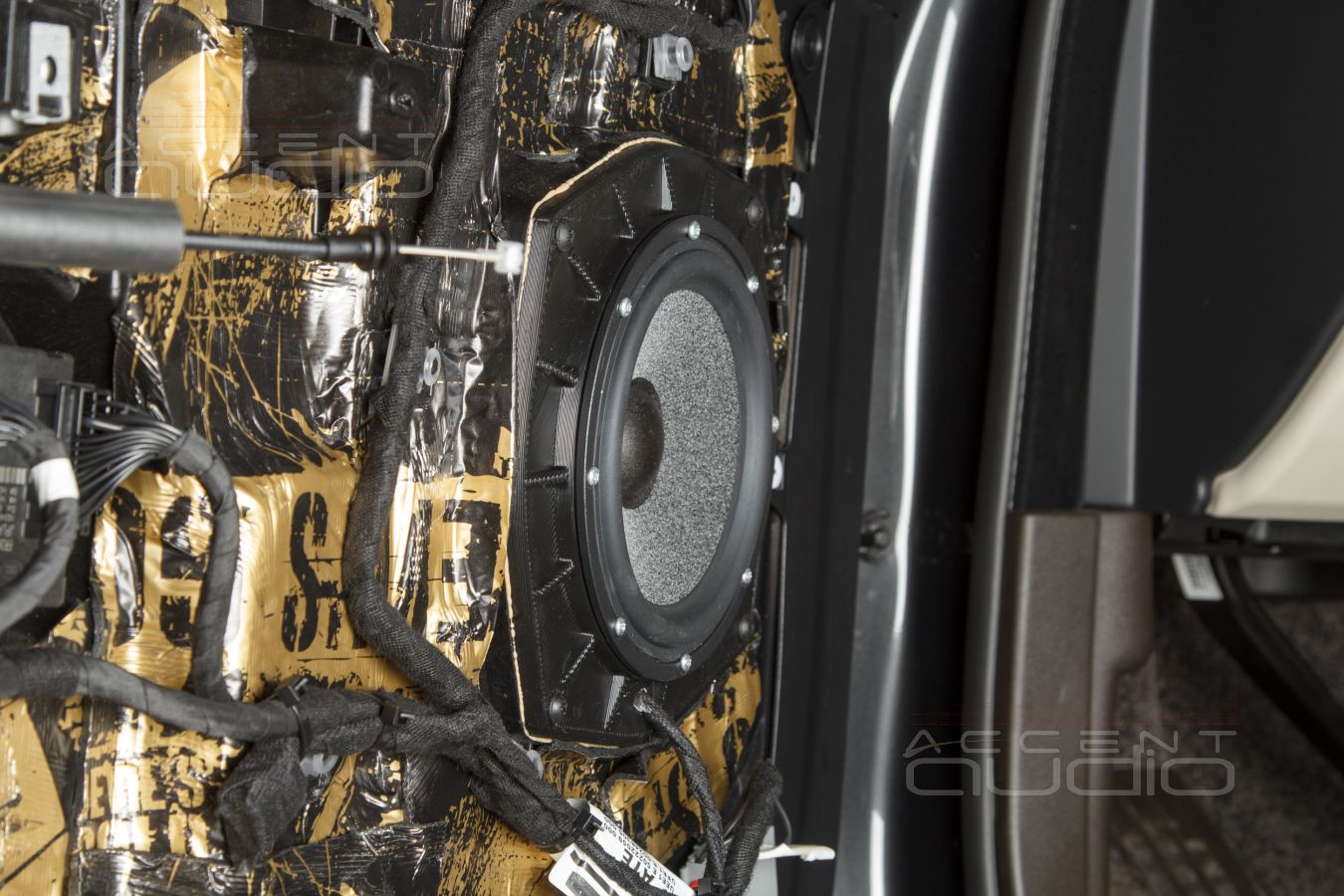 Аудиоподготовка дверей, установка мидбасовых динамиков Brax и SOAudio в Range Rover
