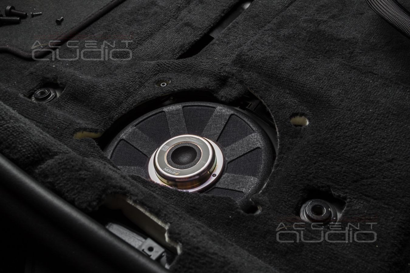 Штатная установка подсидельных вуферов Eton в BMW 540i