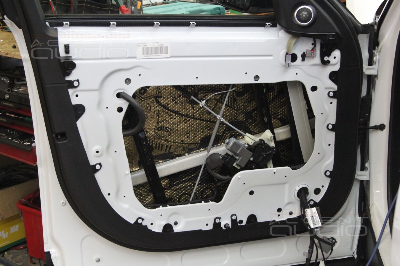 Установка трехполосной акустики Focal в Range Rover Sport