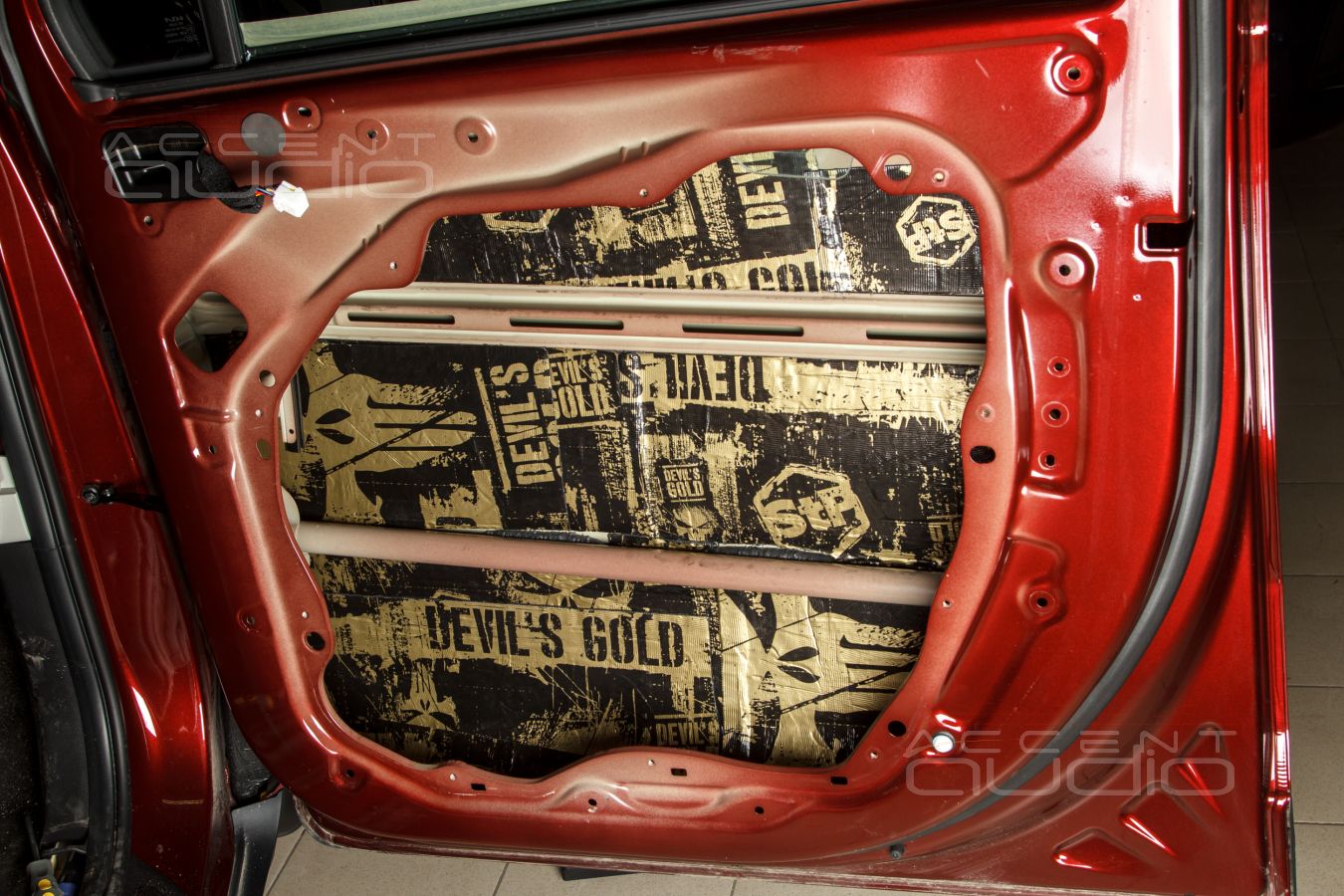 Аудиоподготовка дверей и установка новых динамиков Brax и Challenger в Kia Carnival