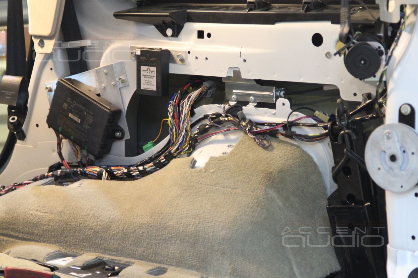 Установка усилителей E.O.S в Range Rover Discovery