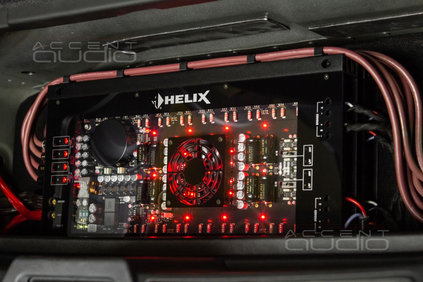 Скрытый монтаж: интеграция усилителей Helix CFour в нише багажного отсека Porsche Taycan