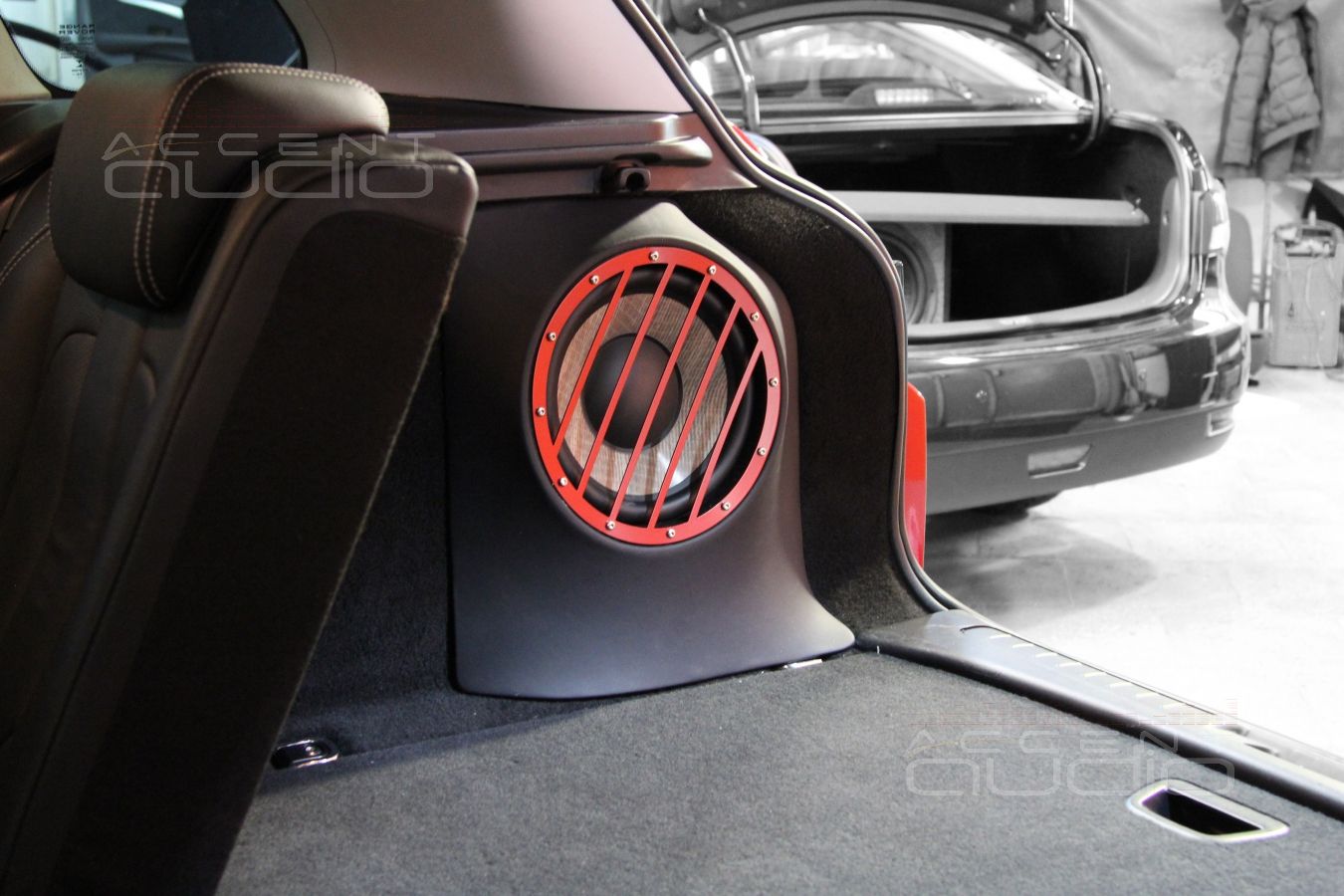 Сабвуфер стелс в RangeRover Evoque