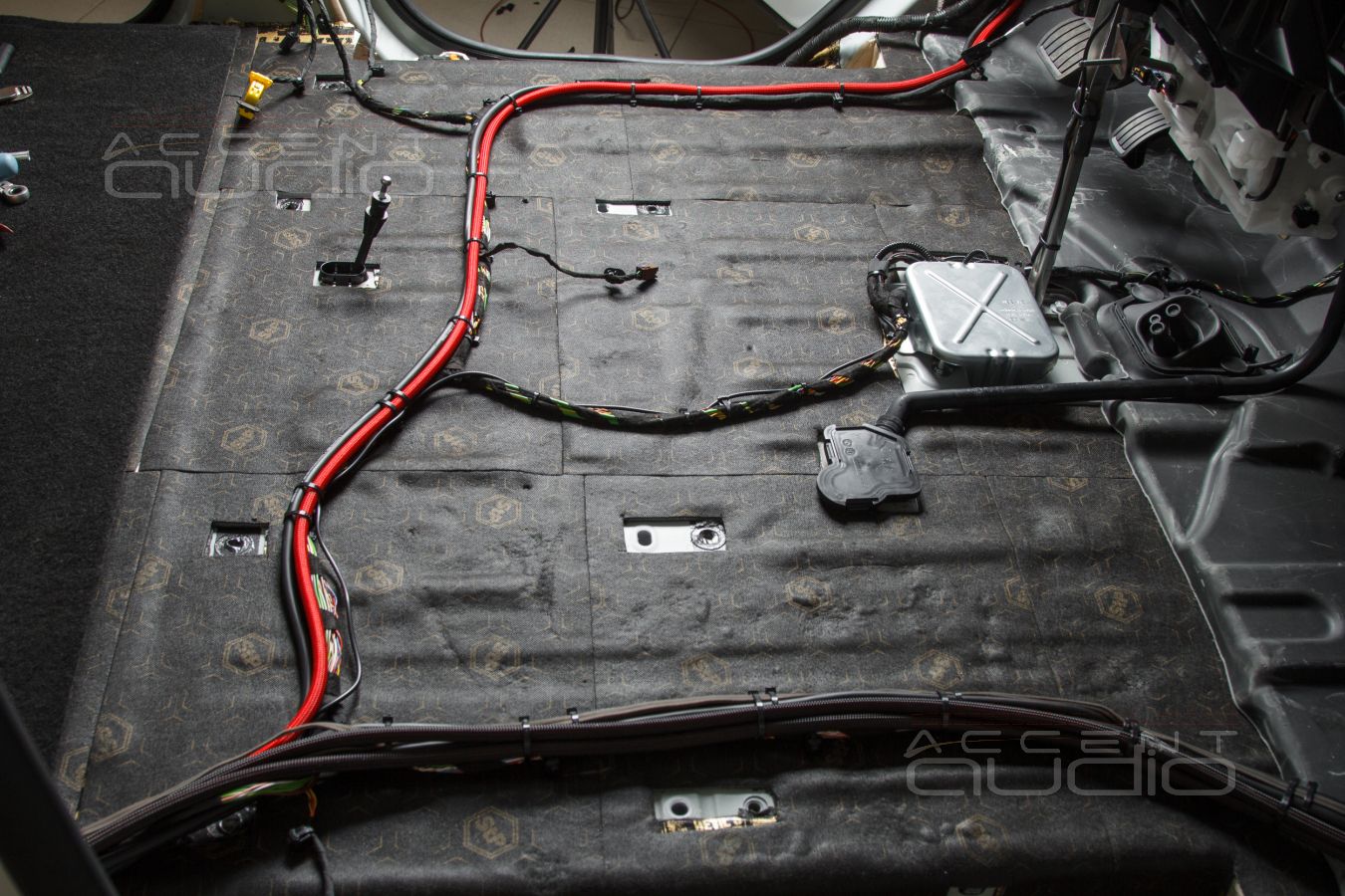 Установка усилителей Helix и Gladen в Opel Zafira Life