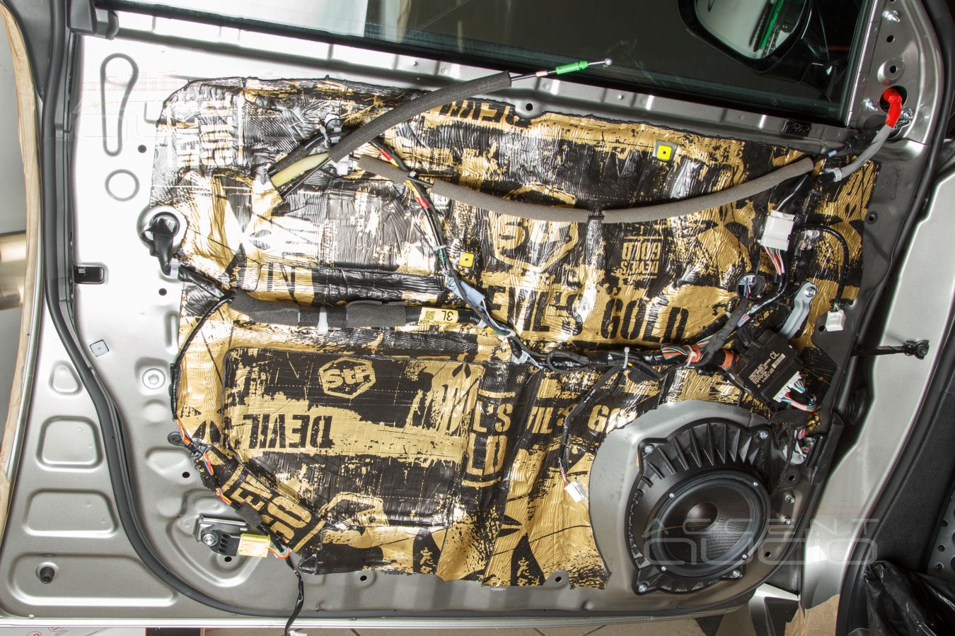 Новые мидбасовые динамики SOAudio 165\38 в передних и задних дверях Lexus LX 570