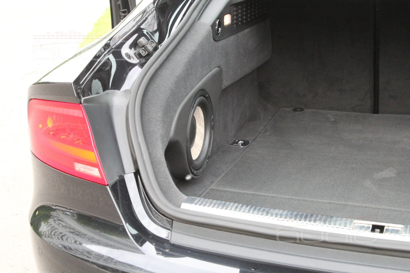 Сабвуфер-стелс в Audi A7