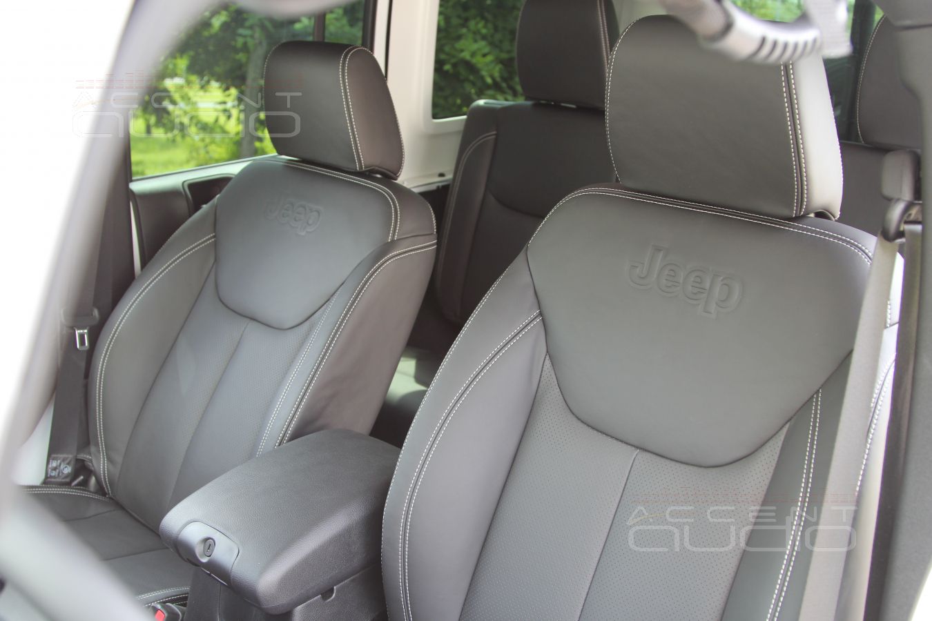 Пошив салона: качество кожи Nappa в сочетании с сидениями Jeep