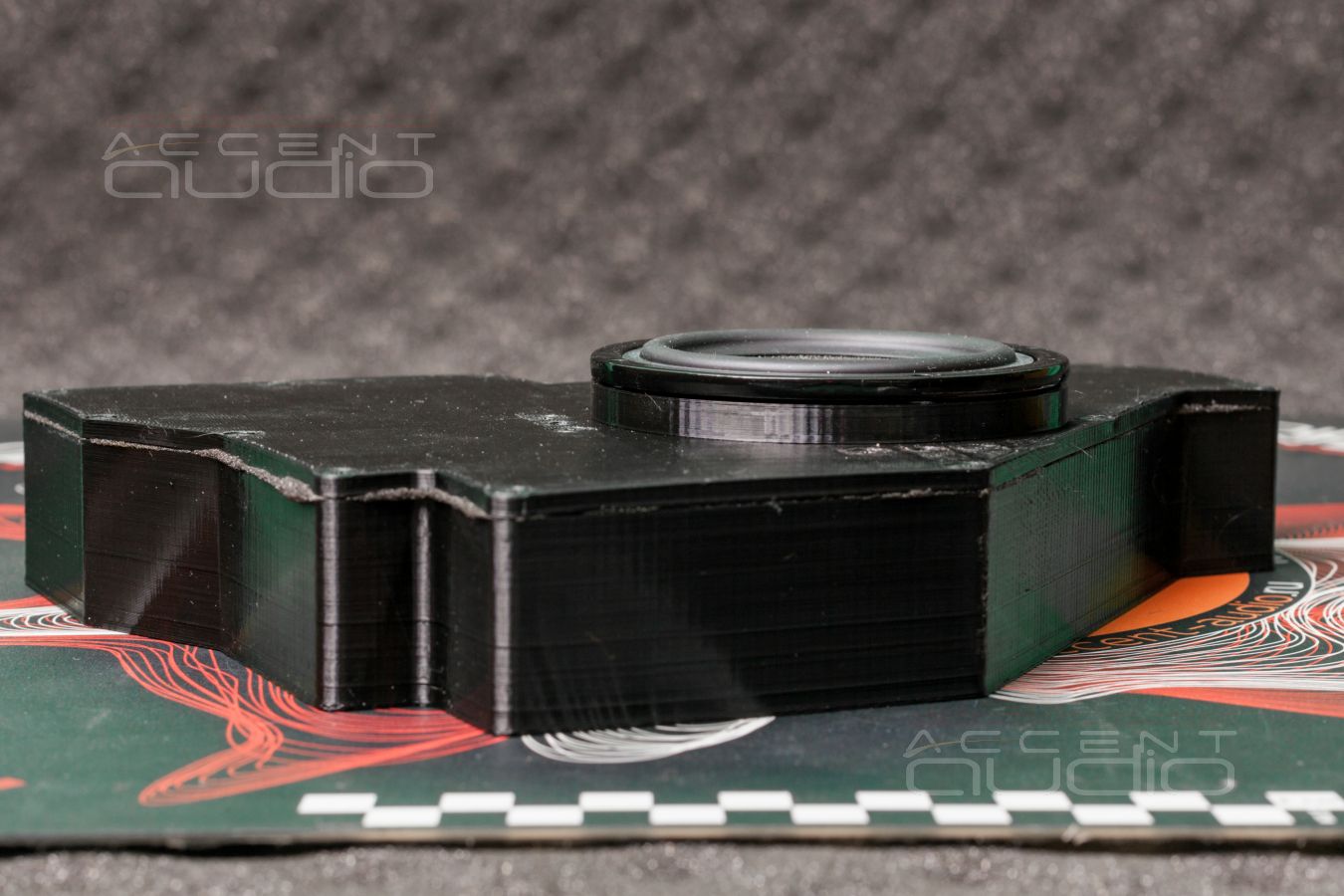 Комплект из двух подиумов для установки среднечастотных излучателей в LR Velar 20XX-20XX.