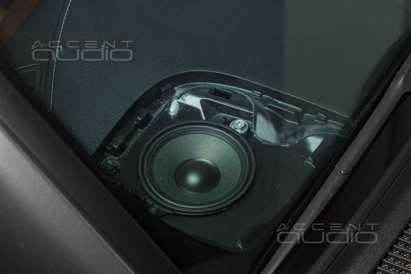 Штатная установка новых среднечастотных излучателей Dego в LX570