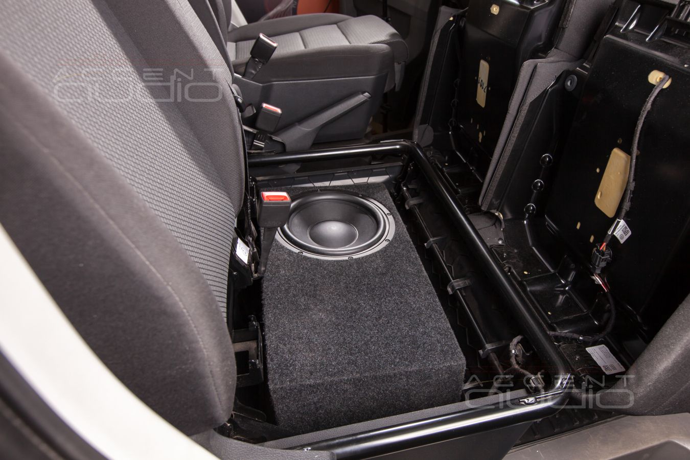 Сабвуфер под сидением – это круто ?