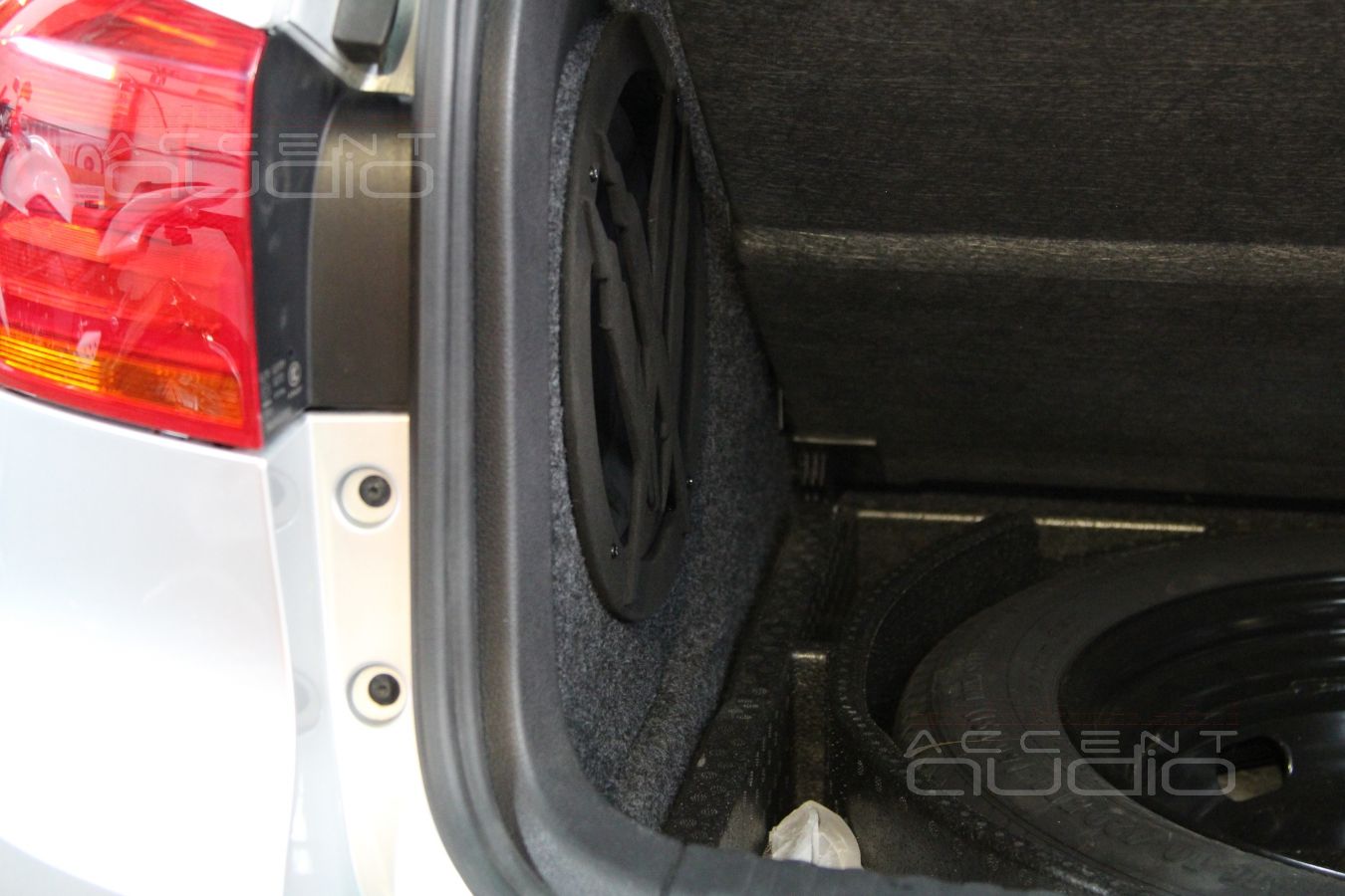 Встроенный сабвуфер в крыло Vollkswagen Tiguan: вариации