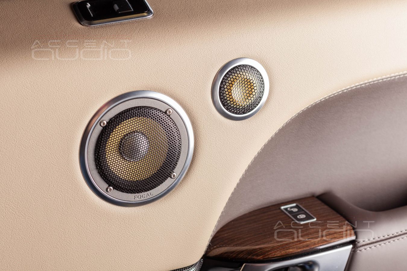 Вариация вторая: с сеточкакми. Установка СЧ и ВЧ излучателей Focal K2 Power в защищенном виде