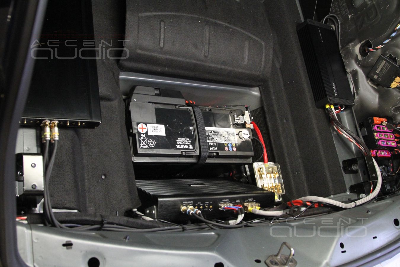Установка усилителей в Porshe Macan