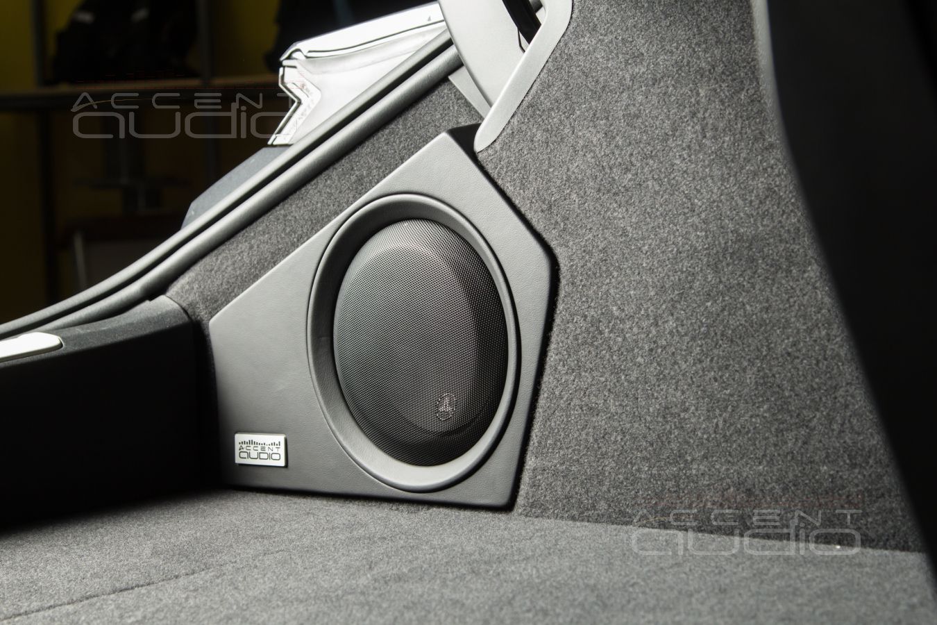 Встроенный сабвуфер-стелс для Porsche Taycan: возможно и очень эффективно !