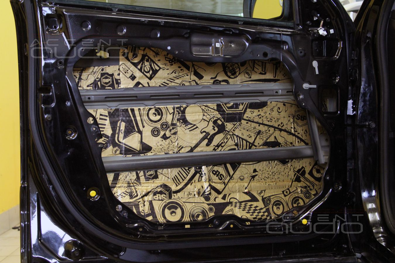 Виброизоляция дверей KIA Mohave и установка 200мм акустики