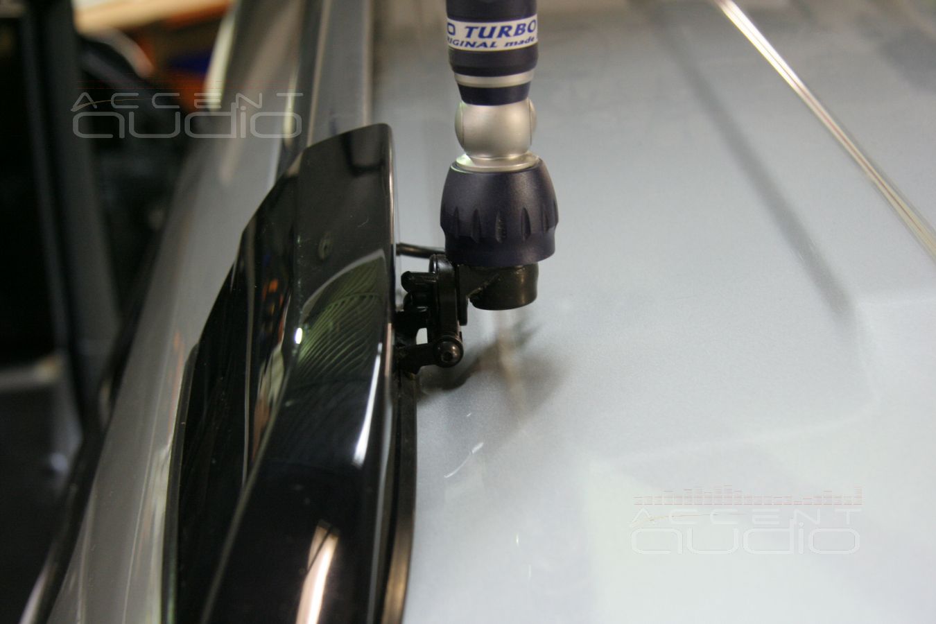 Бережно устанавливаем радиостанцию MegaJet MJ-555 в новый Toyota Highlander