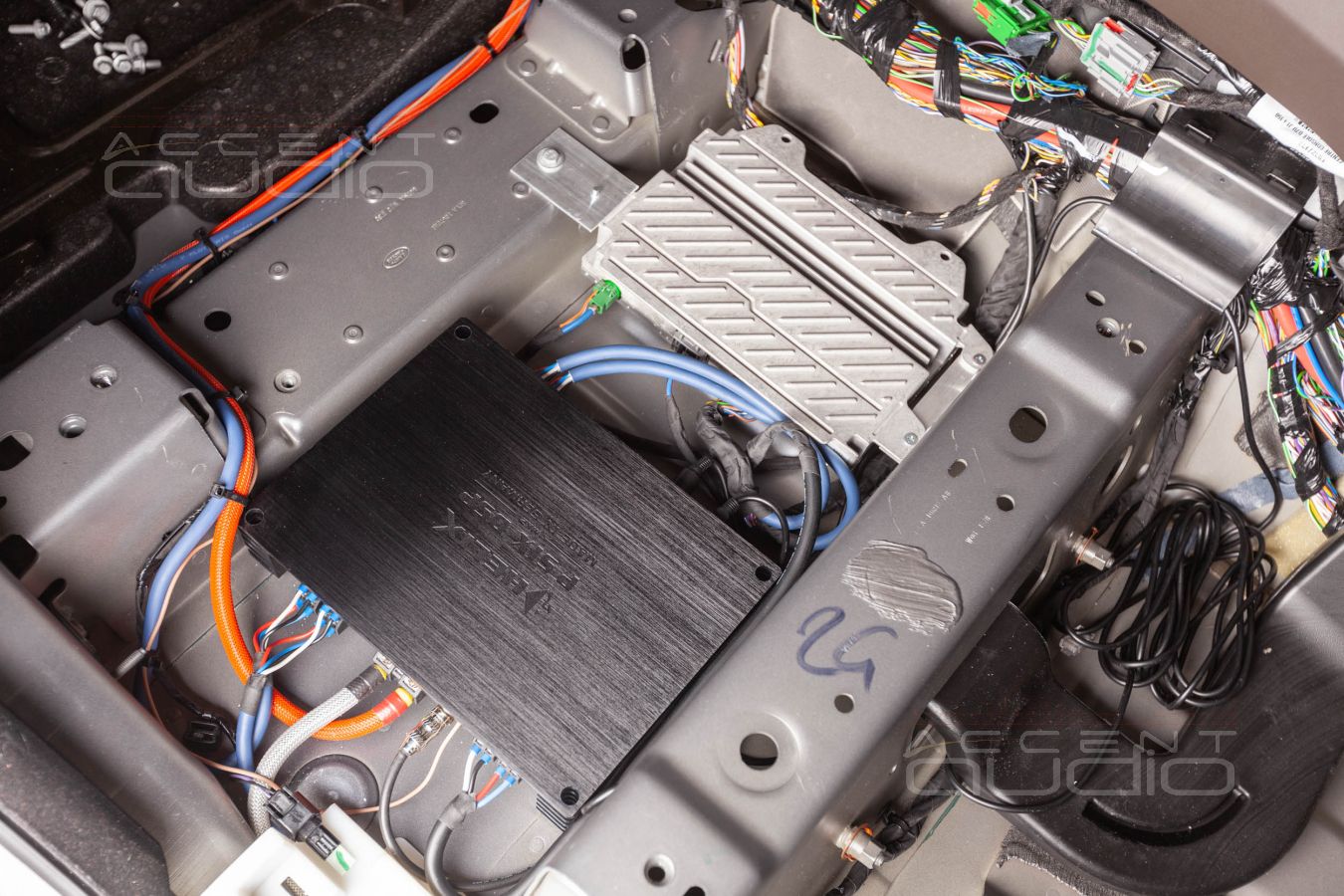 Установка процессорного усилителя Helix в новый Range Rover Sport