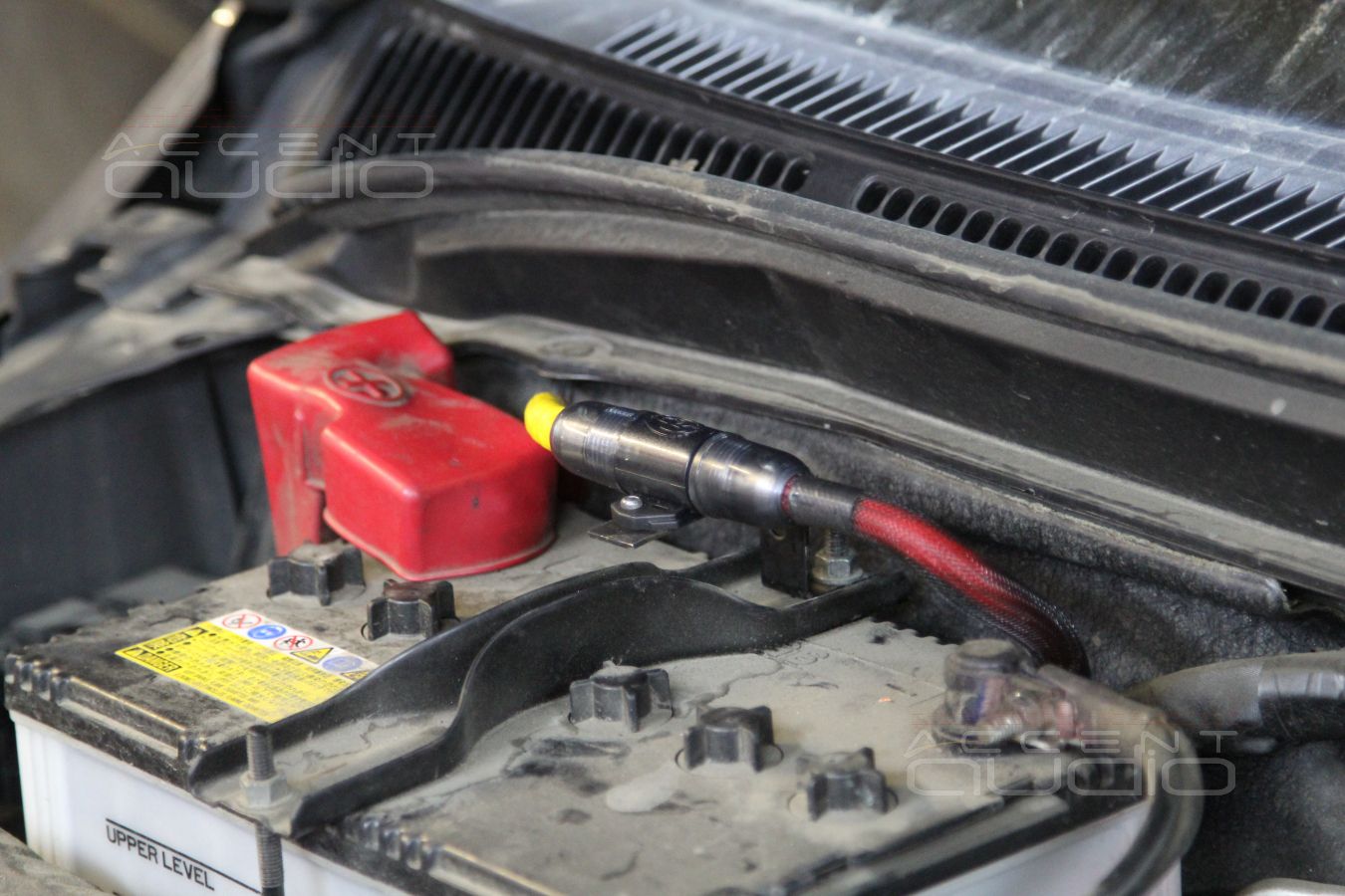 Усилитель E.O.S. в ящичке багажного отсека Suzuki Grand Vitara