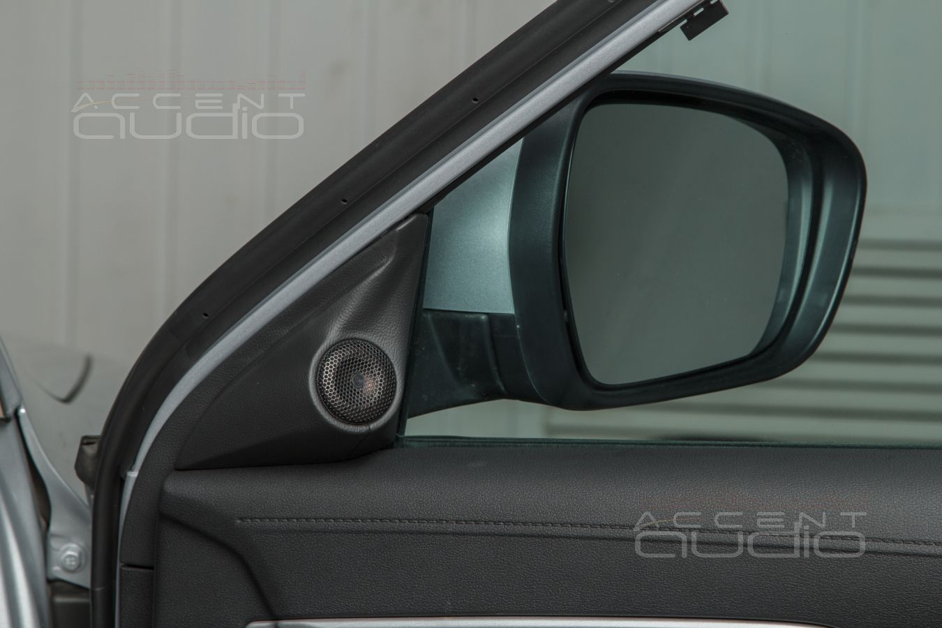 Комплект из двух подиумов для установки высокочастотных излучателей в Geely Atlas 20XX-20XX.