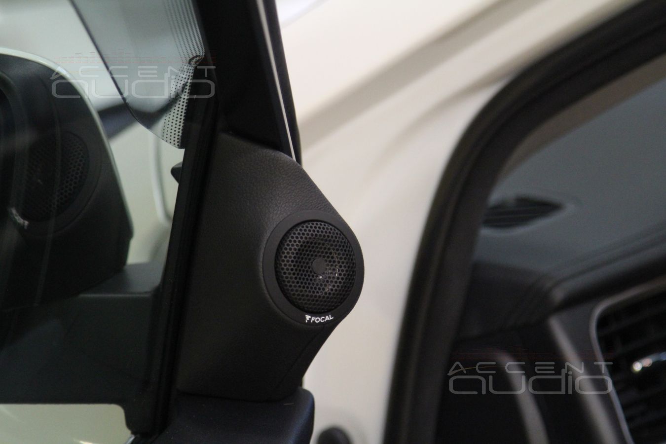 Установка трехкомпонентной акустики Focal 