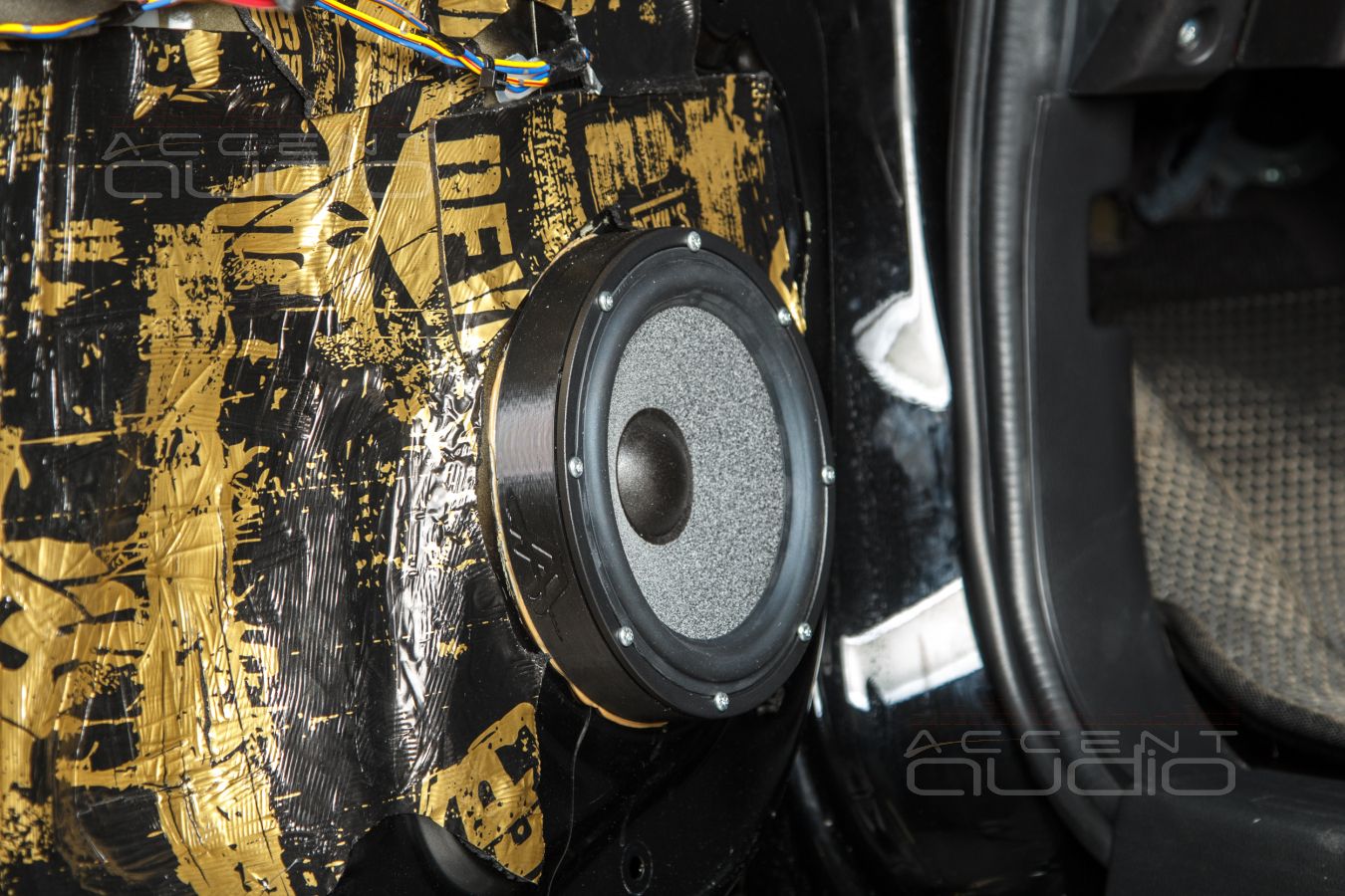 Установка фронтальных мидбасов Brax GL6 в Mitsubishi Pajero Sport