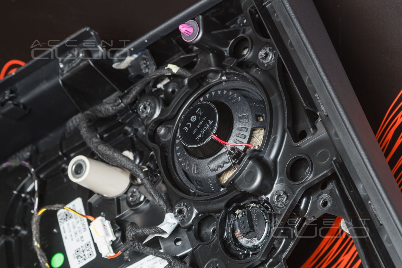 Монтаж акустики Gladen ONE 200.3MB в штатные места MB GLE