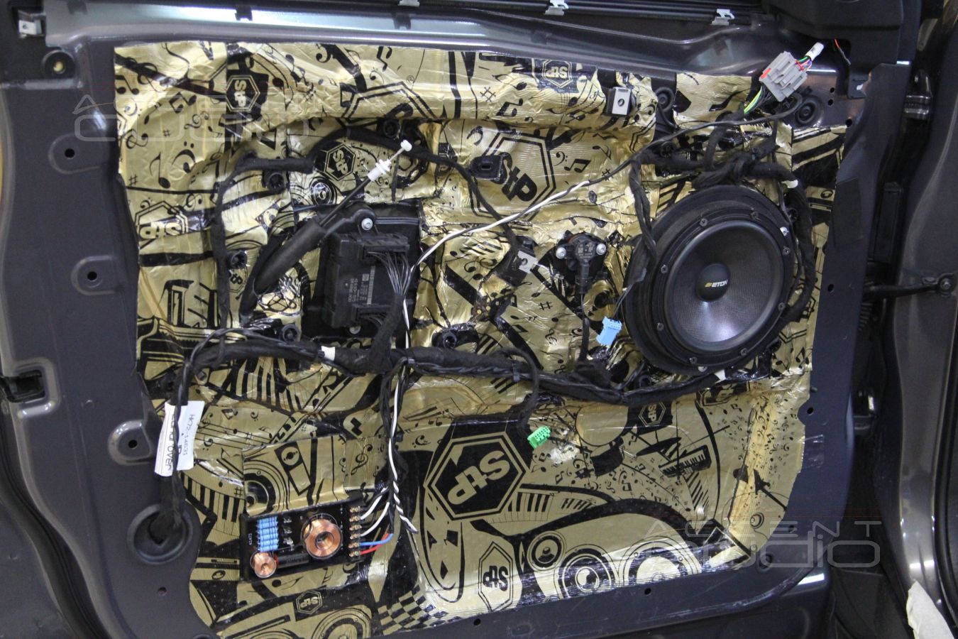 Установка новой акустики Eton в LandRover Discovery Sport