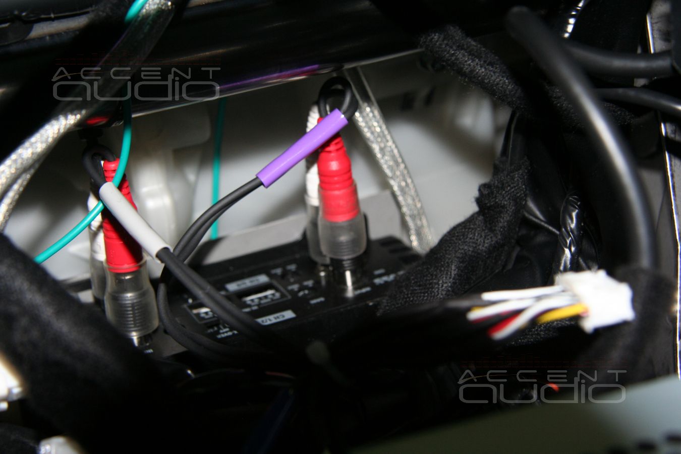 Продуманная интеграция: встроенный сабвуфер, аудиоподготовка, ивертор в Toyota Highlander